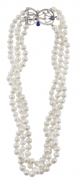 152.  Collar de tres hilos de perlas, con gran cierre de hilos entrelazados de oro blanco con brillantes y zafiros