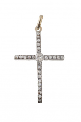 75.  Cruz colgante de pp. S. XX con un brillante central y diamantes en los brazos de la cruz