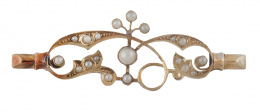 31.  Broche de pp. S. XX con perlas de cristal en líneas de ramas entrelazas