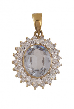 164.  Colgante con topacio azul de talla oval y doble orla de circonitas