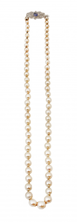 90.  Collar de perlas Art-Decó de platino y brillantes de talla antigua adornado con cabuchón de zafiro central