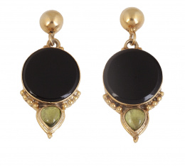 354.  Pendientes largos de metal dorado con círculo de ónix y gota de peridoto en la base