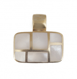 352.  Colgante rectangular de plata dorada con madreperla en diseños de cudrados enmarcados