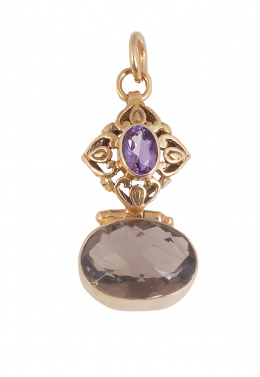 190.  Colgante con amatista y cuarzo ahumado oval facetado en montura de plata dorada