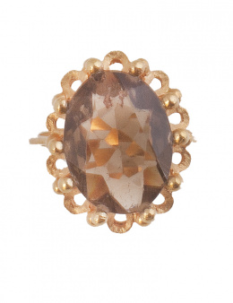 132.  Sortija años 60 con cuarzo ahumado de talla oval en montura elvada y calada con remate de las garras en bolitas