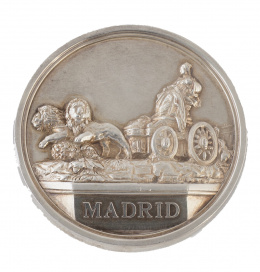 318.  Lote formado por Medalla de Madrid y medalla para panoplia