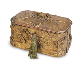 684.  Caja en metal dorado, simulando una caja de madera con animales y hojas de roble.Francia, h. 1900.
