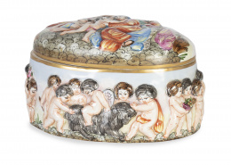 1311.  Caja oval de porcelana esmaltada.
Doccia, Italia, S. XIX.