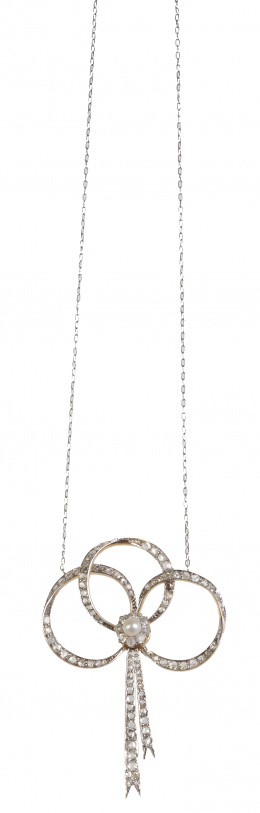 105.  Pendentif Belle Époque con lazo de diamantes y rosetón central de perla fina y brillantes de talla antigua