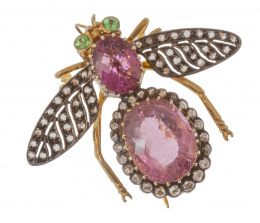 103.  Broche de abeja con cuerpo de zafiros rosas, alas de diamantes, y ojos de zafiros verdes
