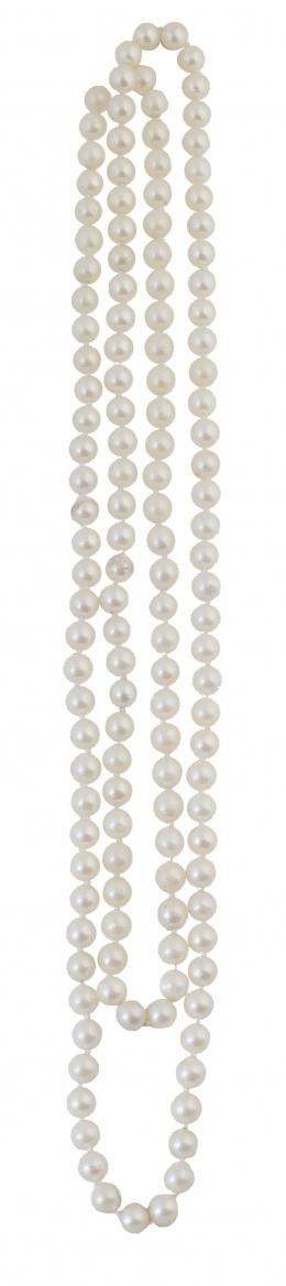 113.  Collar largo de un hilo de perlas de 7,5 mm de diametro