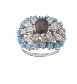 270.  Sortija bombée años 60 con zafiro central, brillantes y diamantes talla navette a diferentes alturas y orla exterior de cabuchones de turquesas