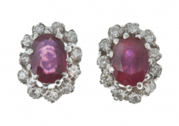 101.  Pendientes de rubíes orlados de brillantes
