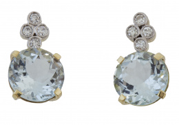 91.  Pendientes de aguamarinas de talla redonda que penden de rombo de chatones de brillantes