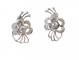 268.  Pendientes años 50 con diseño de flor con brillante central, rodeado por pétalos de brillantes e hilos de oro en la base