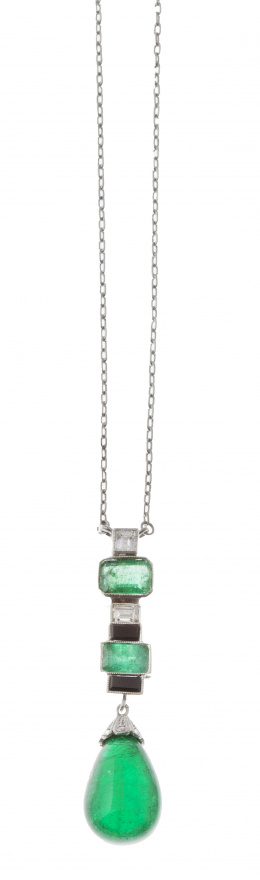283.  Pendentif estilo Art-Decó, con perilla de esmeralda colgante de esmeraldas de talla rectangular alternas con ónix y diamantes talla carré y esmeralda