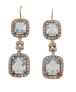 110.  Pendientes largos de pp. S. XX con dos aguamarinas ovales facetadas orladas de marco rectangular de diamantes