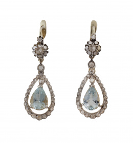 109.  Pendientes largos de pp. S. XX con aguamarinas talla pera con marco calado de brillantes