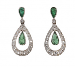 284.  Pendientes largos estilo Art-Decó de esmeraldas y brillantes
