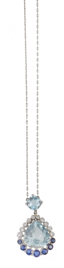 271.  Pendentif con aguamarina talla gota orlada de chatones de brillantes y zafiros, que pende de aguamarina romboidal facetada