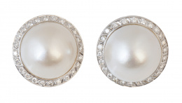 172.  Pendientes con gran perla mabe orlada de brillantes