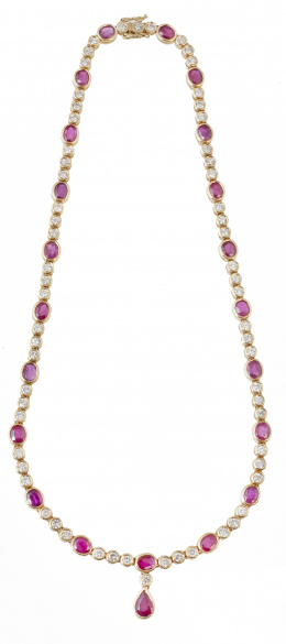 256.  Collar rivière de rubíes de talla oval alternos con trios de chatones de brillantes, con centro de perilla de rubí colgante