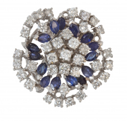 272.  Cierre para collar de tres hilos con brillantes y zafiros talla navette que componen flor circular 