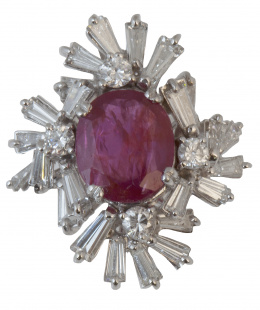 265.  Sortija con rubí central oval rodeado de diamantes talla trapecio y brillante engastados en distintos niveles