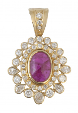 252.  Colgante con cabujón de rubí en el centro, y doble orla de brillantes la exterior, con brillantes y diamantes talla pera