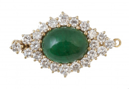 133.  Cierre de collar con cabuchón de esmeralda en marco romboidal de brillantes