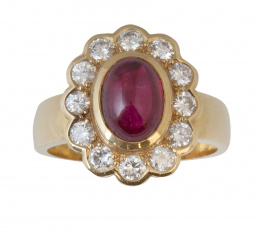 253.  Sortija rosetón con cabuchón central de rubí orlado de brillantes