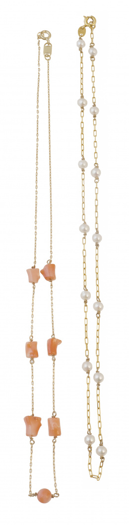 190.  Conjunto de dos cadenas de oro cortas, una combinada con perlas de 4 mm, la otra con cuentas de coral