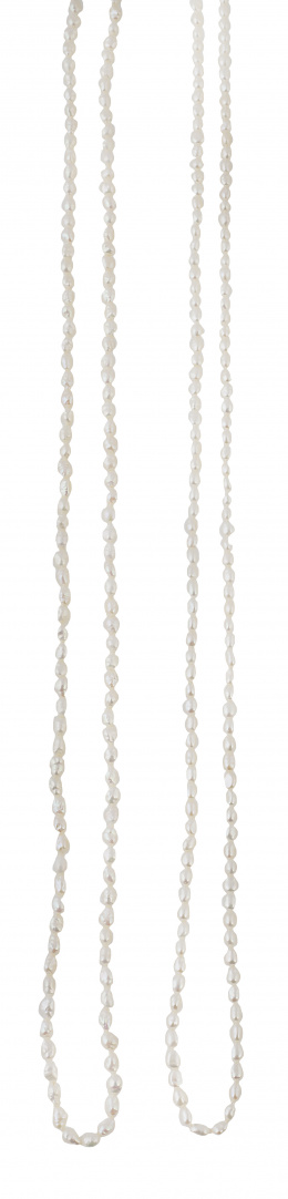 194.  Dos collares largos de perlas en forma de grano de arroz