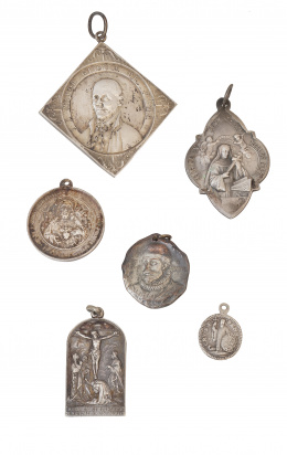 68.  Lote de seis medallas S. XVII a XX de diferentes tamaños y medidas en plata