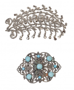 306.  Lote formado por placa para broche en forma de hoja con y marcasitas, y hebilla con turquesas. S. XIX