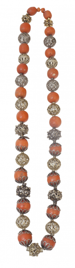 28.  Collar popular español S. XVIII con cuentas de coral alternas con esferas de filigrana y esferas de calabaza en plata vermeill