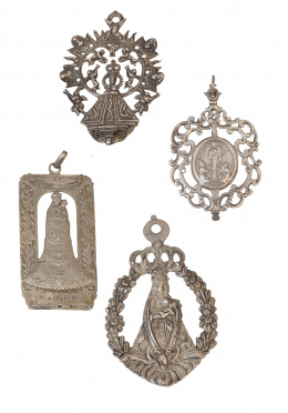 71.  Lote de cuatro medallas devocionales S. XVIII y XIX en plata