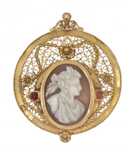 24.  Broche circular de pp S. XIX con camafeo oval de dama en concha bicolor, rodeado de filigrana de oro 