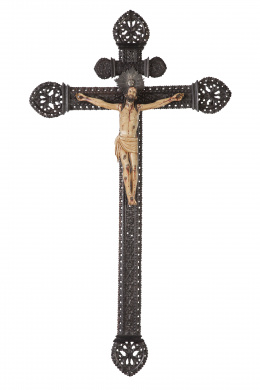 1317.  Cristo crucificado.Escultura en marfil tallado y policromado en cruz tallada en madera de ébano.Trabajo hispano-filipino, S. XVII. 