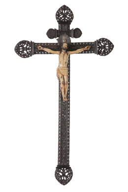 1317.  Cristo crucificado.Escultura en marfil tallado y policromado en cruz tallada en madera de ébano.Trabajo hispano-filipino, S. XVII. 
