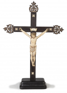 578.  Cristo crucificado.Escultura en marfil tallado sobre cruz de madera.Escuela indo-portuguesa, S. XVII.