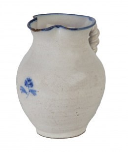 571.  Jarrita de cerámica esmaltada en blanco y azul de cobalto, decorada con flor, sigue la serie alcoreña.Talavera, S. XIX.
