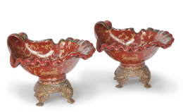 722.  Dos centros con forma de venera de cerámica esmaltada en granate y base de estilo oriental de metal.Francia, h. 1900.