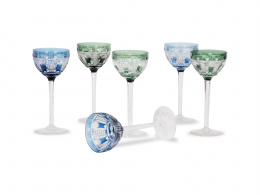 1014.  Juego de seis copas de cristal tallado en verde y azul.Francia, S. XIX.