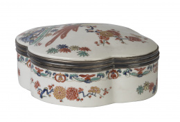 1262.  Caja de porcelana esmaltada con decoración floral y aves de estilo oriental.Samsom siguiendo a Chantilly, S. XIX.