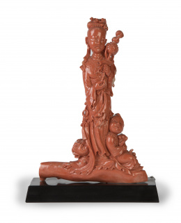 706.  Figura femenina con niño en coral rojo tallado.Trabajo chino, ff. del S. XIX.