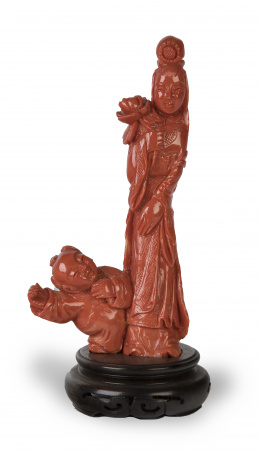 707.  Figura femenina con niño en coral rojo tallado.Trabajo chino, ff. del S. XIX.