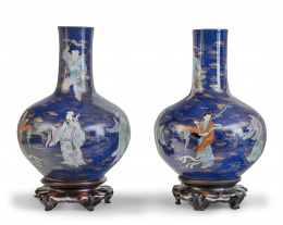 714.  Pareja de jarrones de porcelana esmaltados en azul con personajes. Con marcas apócrifas del periodo Qianlong (1736-1795).Trabajo chino, pp del S. XX.