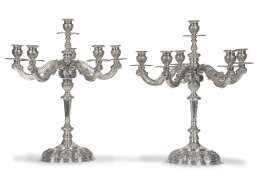 1188.  Pareja de candelabros de cinco brazos de luz en plata. Con marcas. S. XX.