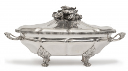 617.  Sopera de plata de estilo rococó con tapa rematado por hortalizas, siguiendo modelos del S. XVIII.España, mediados del S. XX.